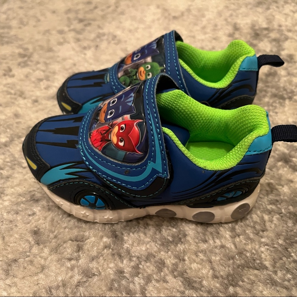 PJ Masks light up tennis shoe, size 7